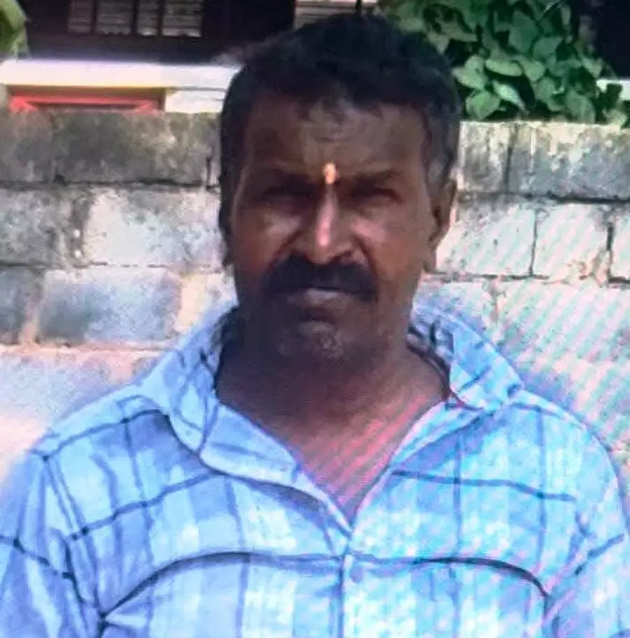 Police थाने के सामने शव रखकर प्रदर्शन; पुलिस के खिलाफ आक्रोश Police थाने के सामने शव रखकर प्रदर्शन; पुलिस के खिलाफ आक्रोश