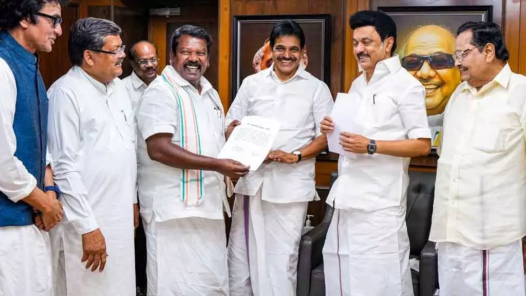 कांग्रेस की सीटों की मांग से DMK गठबंधन वार्ता में तनाव कांग्रेस की सीटों की मांग से DMK गठबंधन वार्ता में तनाव