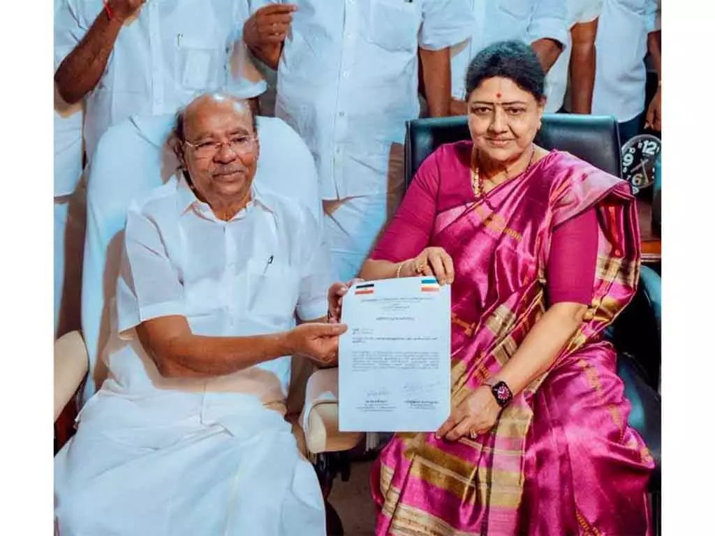 रामदास और शशिकला ने नया राजनीतिक गठबंधन बनाने के लिए हाथ मिलाया रामदास और शशिकला ने नया राजनीतिक गठबंधन बनाने के लिए हाथ मिलाया