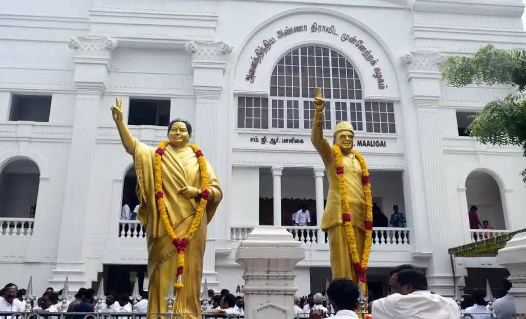 AIADMK ने करुणानिधि की 2011 की Delhi यात्रा पर सवाल उठाए AIADMK ने करुणानिधि की 2011 की Delhi यात्रा पर सवाल उठाए