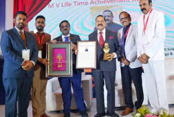 Dr. Jitendra को चेन्नई में मेडिसिन और डायबिटीज के लिए लाइफटाइम अचीवमेंट अवार्ड दिया गया Dr. Jitendra को चेन्नई में मेडिसिन और डायबिटीज के लिए लाइफटाइम अचीवमेंट अवार्ड दिया गया