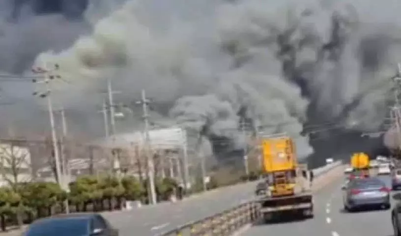 South Korea में कार प्लांट में भीषण आग से 10 की मौत, 59 घायल; 4 अब भी लापता, वीडियो वायरल South Korea में कार प्लांट में भीषण आग से 10 की मौत, 59 घायल; 4 अब भी लापता, वीडियो वायरल