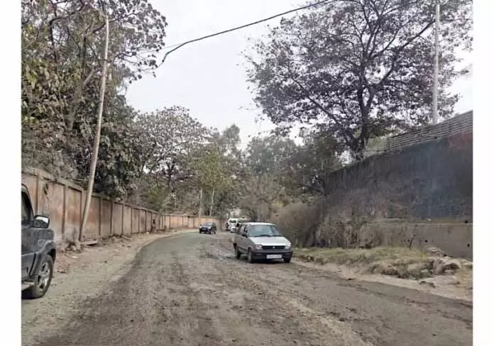 NH का खस्ताहाल हिस्सा जनता के लिए मुसीबत बना NH का खस्ताहाल हिस्सा जनता के लिए मुसीबत बना