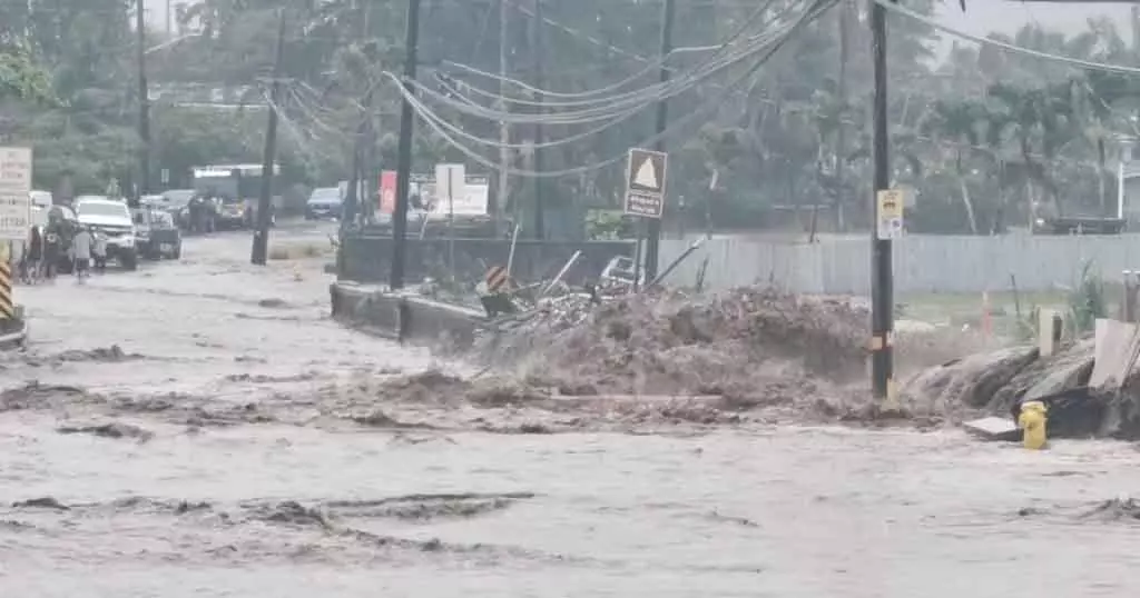 हवाई में भीषण बाढ़, हजारों लोग सुरक्षित स्थानों पर evacuated, बांध टूटने का खतरा हवाई में भीषण बाढ़, हजारों लोग सुरक्षित स्थानों पर evacuated, बांध टूटने का खतरा