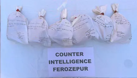 काउंटर इंटेलिजेंस और BSF ने जब्त की 6.5 किलो हेरोइन, फायरिंग के बाद भागे तस्कर काउंटर इंटेलिजेंस और BSF ने जब्त की 6.5 किलो हेरोइन, फायरिंग के बाद भागे तस्कर