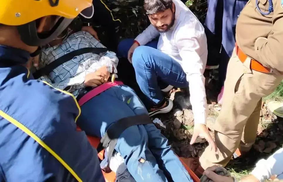 Nainital: कार खाई में गिरी, नैनीताल में मचा हड़कंप Nainital: कार खाई में गिरी, नैनीताल में मचा हड़कंप