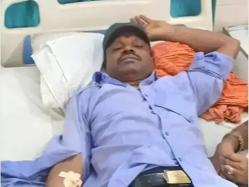 खदान में डंपर ऑपरेटर और बस चालक भिड़े, हिंसक झड़प हुई खदान में डंपर ऑपरेटर और बस चालक भिड़े, हिंसक झड़प हुई
