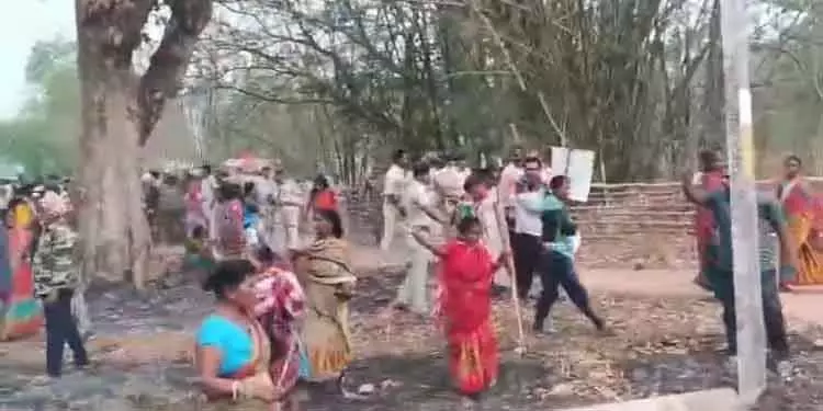 मेगा स्टील प्लांट के लिए ग्राम सभा हिंसक हुई; 4 गिरफ्तार मेगा स्टील प्लांट के लिए ग्राम सभा हिंसक हुई; 4 गिरफ्तार