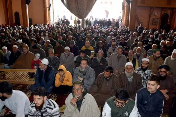 SRINAGAR: पूरे कश्मीर में जुमा-उल-विदा मनाया गया SRINAGAR: पूरे कश्मीर में जुमा-उल-विदा मनाया गया