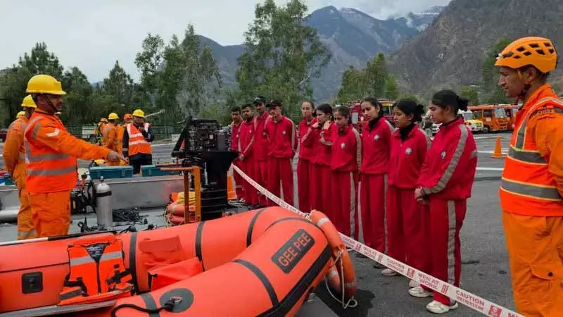 Himachal: आपदा प्रबंधन अभ्यास में NDRF की 18 टीमें शामिल हुईं Himachal: आपदा प्रबंधन अभ्यास में NDRF की 18 टीमें शामिल हुईं