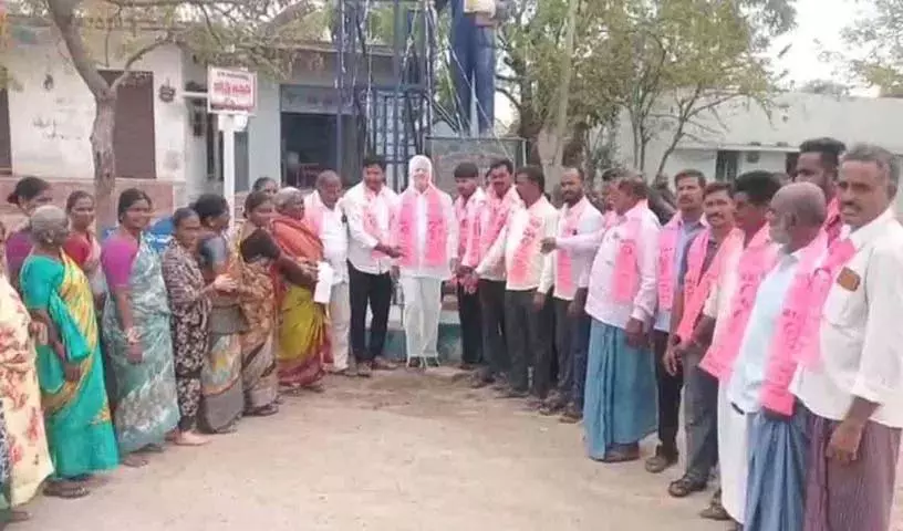 Malkapur के लोगों ने स्टेशन घनापुर विधायक कादियाम श्रीहरि फोटो को पत्र दिया Malkapur के लोगों ने स्टेशन घनापुर विधायक कादियाम श्रीहरि फोटो को पत्र दिया