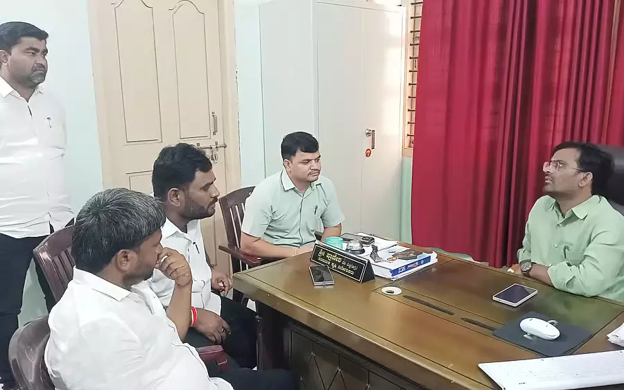 MLA ने कृषि विभाग का दौरा किया: अधिकारियों को फटकार मिली MLA ने कृषि विभाग का दौरा किया: अधिकारियों को फटकार मिली