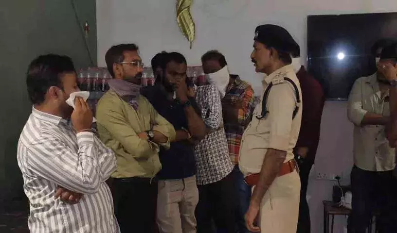 हुक्का सेंटरों पर ACP की छापेमारी: 37 युवक गिरफ्तार हुक्का सेंटरों पर ACP की छापेमारी: 37 युवक गिरफ्तार