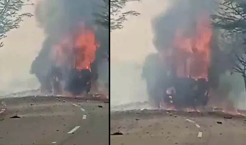 पटाखों के धमाकों के कारण lorry में लगी भीषण आग पटाखों के धमाकों के कारण lorry में लगी भीषण आग
