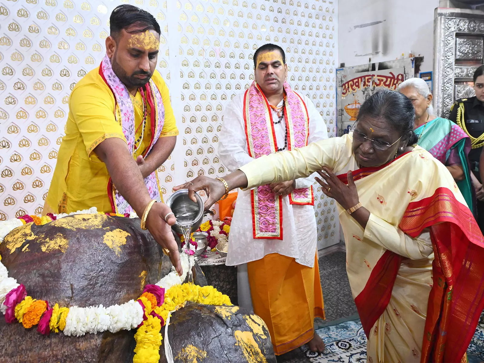 राष्ट्रपति द्रौपदी Murmu ने मथुरा के दानघाटी मंदिर में पूजा-अर्चना की राष्ट्रपति द्रौपदी Murmu ने मथुरा के दानघाटी मंदिर में पूजा-अर्चना की