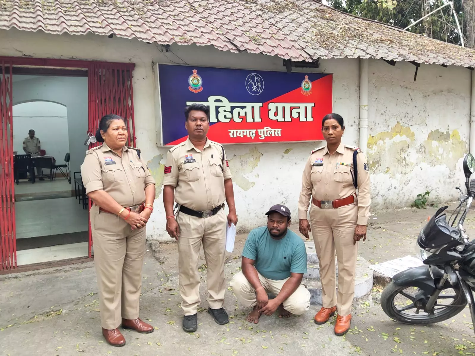 शादी का झांसा देकर दुष्कर्म करने वाला आरोपी गिरफ्तार, त्वरित कार्रवाई से पीड़िता को मिला न्याय शादी का झांसा देकर दुष्कर्म करने वाला आरोपी गिरफ्तार, त्वरित कार्रवाई से पीड़िता को मिला न्याय