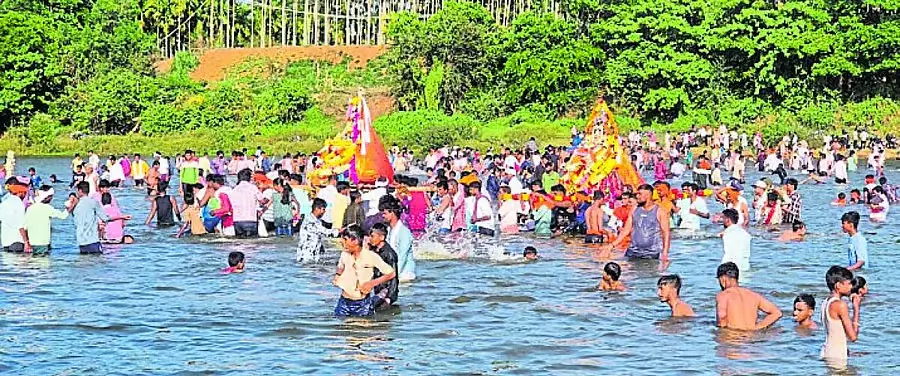 Holehonnur : होल जात्रे में उमड़ी श्रद्धालुओं की भीड़, लगाई पवित्र डुबकी Holehonnur : होल जात्रे में उमड़ी श्रद्धालुओं की भीड़, लगाई पवित्र डुबकी