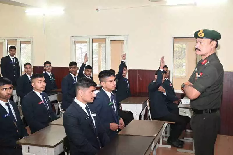 Major General Tamojit Biswas ने वार्षिक निरीक्षण के लिए चैल में राष्ट्रीय मिलिट्री स्कूल का दौरा किया Major General Tamojit Biswas ने वार्षिक निरीक्षण के लिए चैल में राष्ट्रीय मिलिट्री स्कूल का दौरा किया