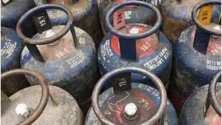 केंद्र सरकार ने कमर्शियल LPG का आवंटन बढ़ाकर 50% किया, गैस सिलेंडर की जमाखोरी और कालाबाजारी पर छापेमारी जारी केंद्र सरकार ने कमर्शियल LPG का आवंटन बढ़ाकर 50% किया, गैस सिलेंडर की जमाखोरी और कालाबाजारी पर छापेमारी जारी