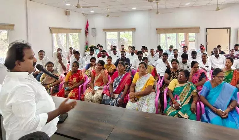 BRS पार्टी को मज़बूत करने के लिए हमें सैनिकों की तरह काम करना चाहिए: पूर्व विधायक आरुरी BRS पार्टी को मज़बूत करने के लिए हमें सैनिकों की तरह काम करना चाहिए: पूर्व विधायक आरुरी
