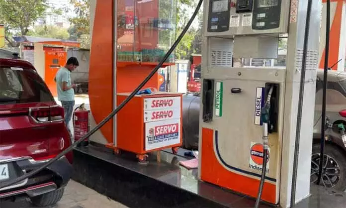Premium petrol 2.35 रुपये प्रति लीटर तक महंगा हुआ, रेगुलर ईंधन की कीमतें अपरिवर्तित Premium petrol 2.35 रुपये प्रति लीटर तक महंगा हुआ, रेगुलर ईंधन की कीमतें अपरिवर्तित