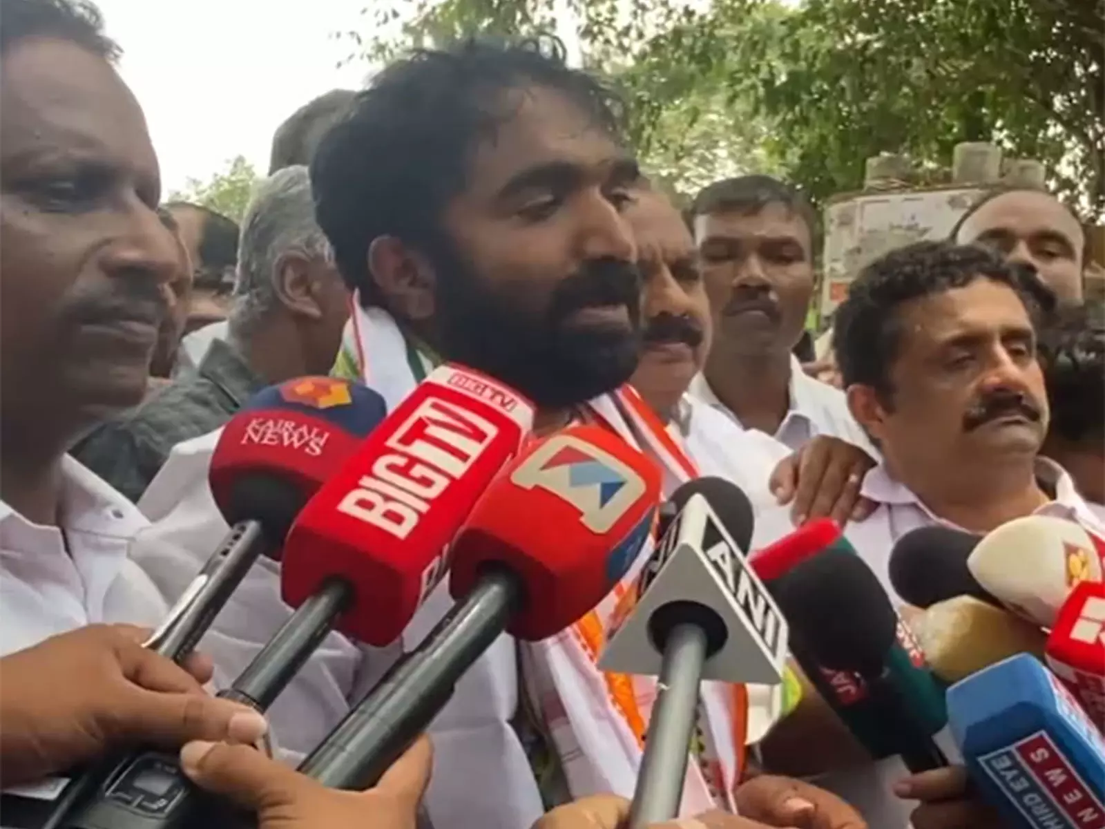 केरल चुनाव से पहले Chandy Oommen ने पुथुप्पल्ली से नामांकन दाखिल किया केरल चुनाव से पहले Chandy Oommen ने पुथुप्पल्ली से नामांकन दाखिल किया