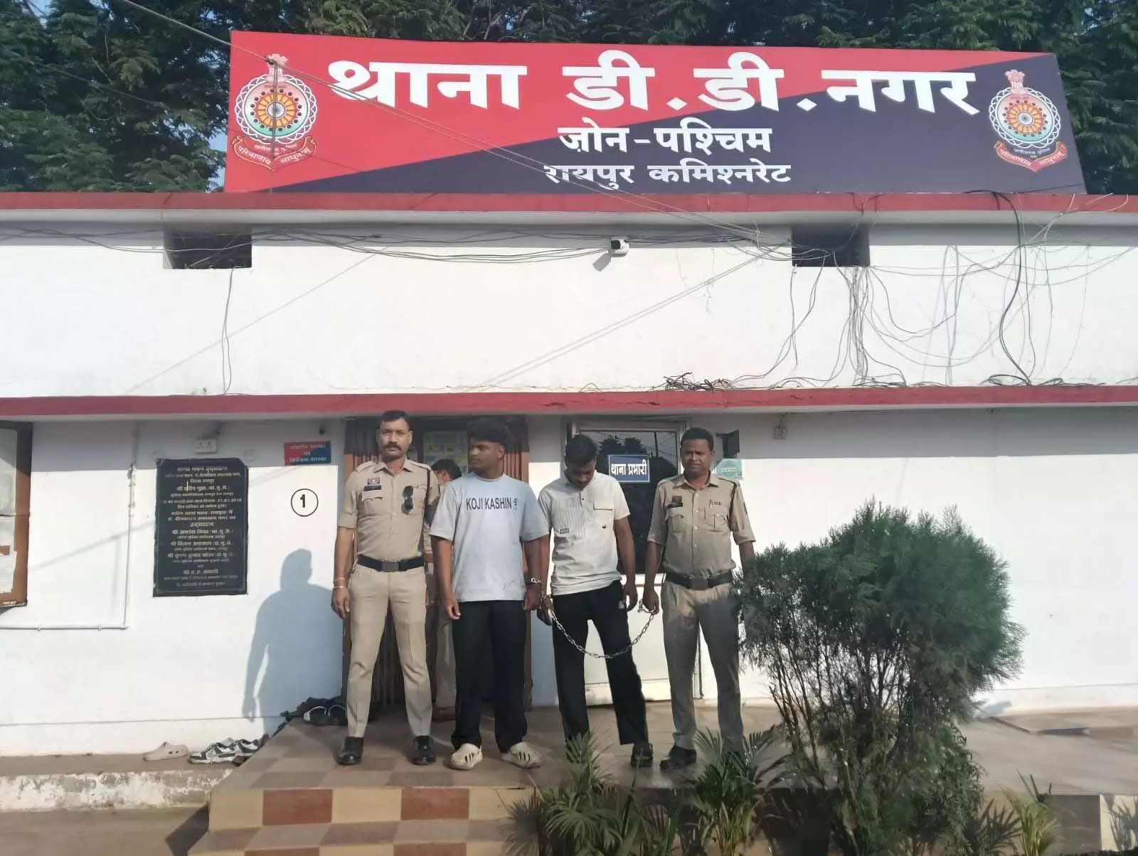 Raipur Breaking: महंगी बाइक के टायर चोरी मामले में नाबालिग सहित 6 चोर गिरफ्तार Raipur Breaking: महंगी बाइक के टायर चोरी मामले में नाबालिग सहित 6 चोर गिरफ्तार