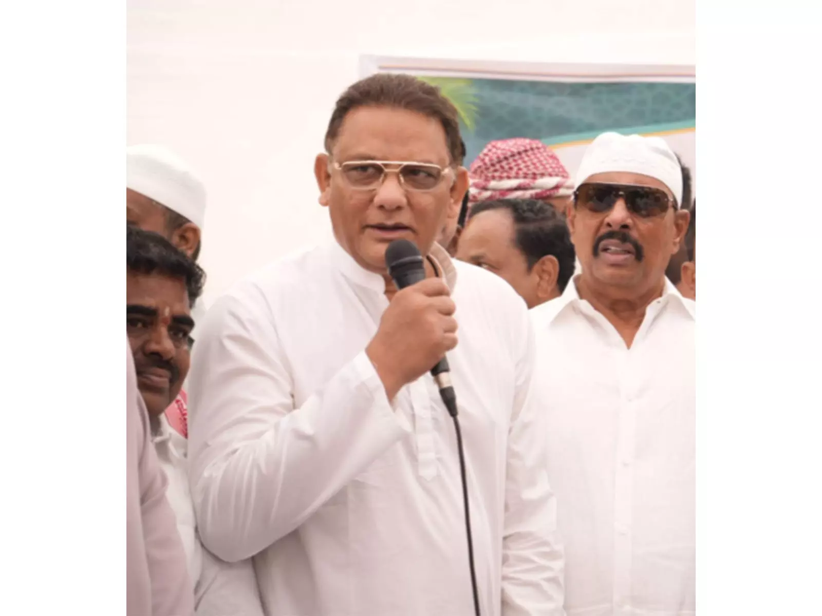 तेलंगाना के मंत्री मोहम्मद अजहरुद्दीन ने Hyderabad में ईद-उल-फितर की नमाज़ पढ़ी तेलंगाना के मंत्री मोहम्मद अजहरुद्दीन ने Hyderabad में ईद-उल-फितर की नमाज़ पढ़ी