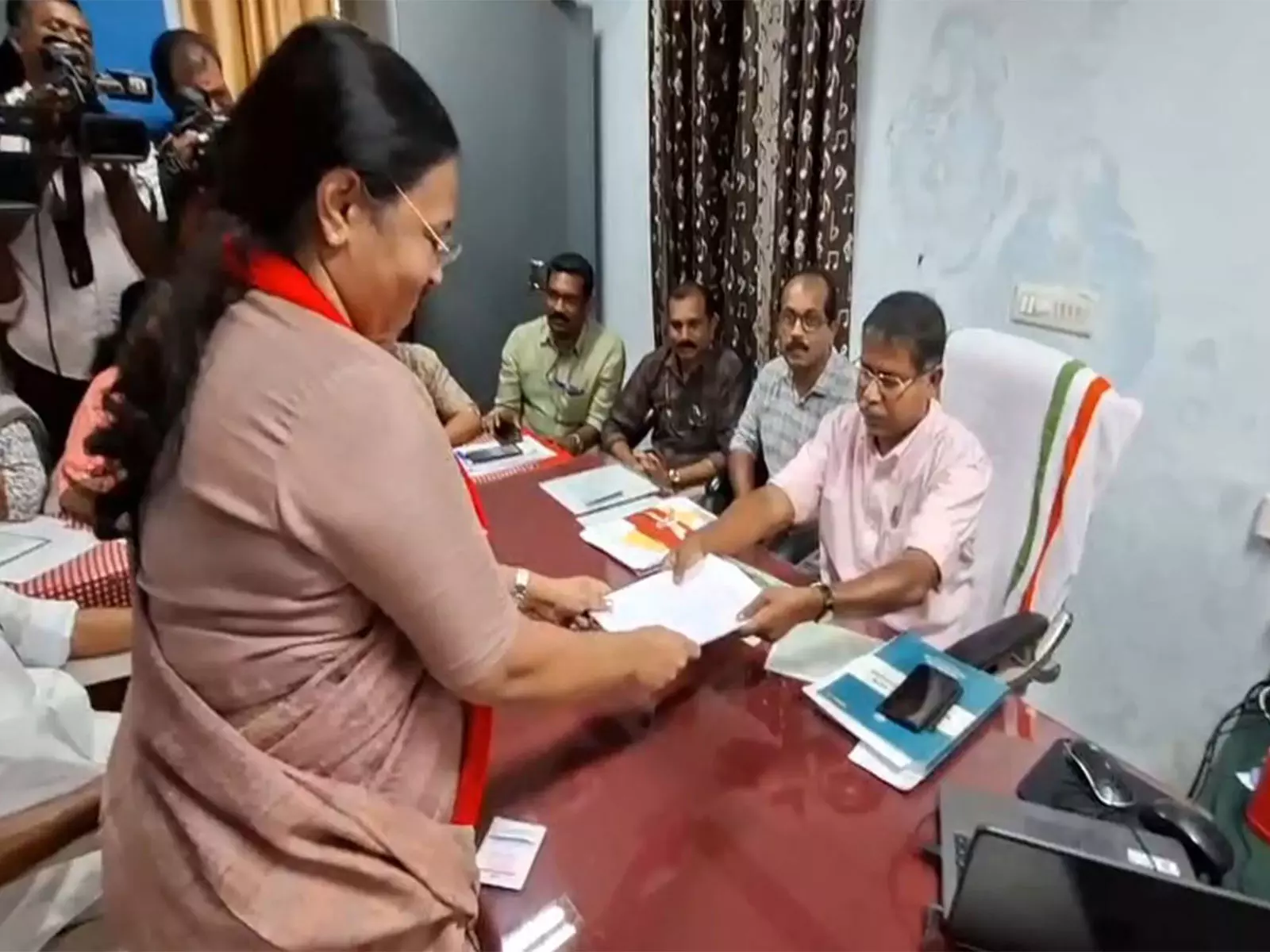 केरल: LDF की वीना जॉर्ज ने अरनमुला विधानसभा सीट से नामांकन दाखिल किया केरल: LDF की वीना जॉर्ज ने अरनमुला विधानसभा सीट से नामांकन दाखिल किया