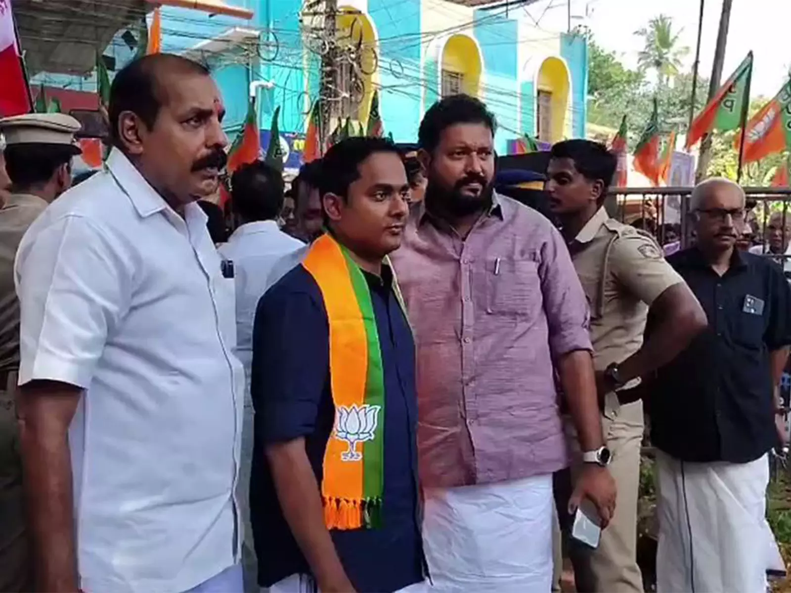 केरल चुनाव: NDA उम्मीदवार अनूप एंटनी ने 9 अप्रैल को होने वाले चुनाव से पहले तिरुवल्ला से नामांकन दाखिल किया केरल चुनाव: NDA उम्मीदवार अनूप एंटनी ने 9 अप्रैल को होने वाले चुनाव से पहले तिरुवल्ला से नामांकन दाखिल किया