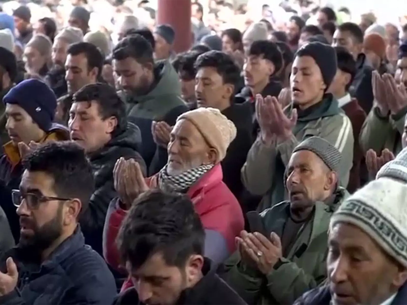 Ladakh: कारगिल में हजारों लोगों ने ईद-उल-फितर की नमाज अदा की Ladakh: कारगिल में हजारों लोगों ने ईद-उल-फितर की नमाज अदा की