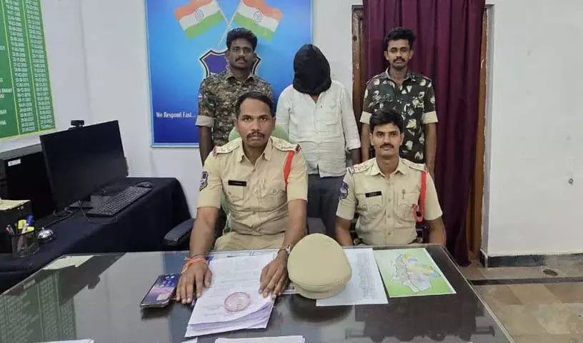 police ने गांजा उगाने वाले को गिरफ़्तार कर हिरासत में भेजा police ने गांजा उगाने वाले को गिरफ़्तार कर हिरासत में भेजा