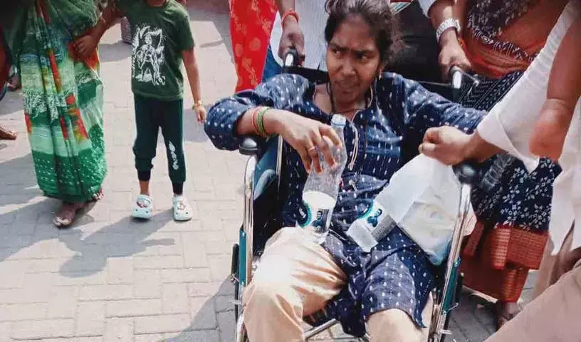 यादगिरिगुट्टा पहाड़ी पर हादसा.. श्रद्धालु के पैर के ऊपर से गुजरी RTC bus यादगिरिगुट्टा पहाड़ी पर हादसा.. श्रद्धालु के पैर के ऊपर से गुजरी RTC bus