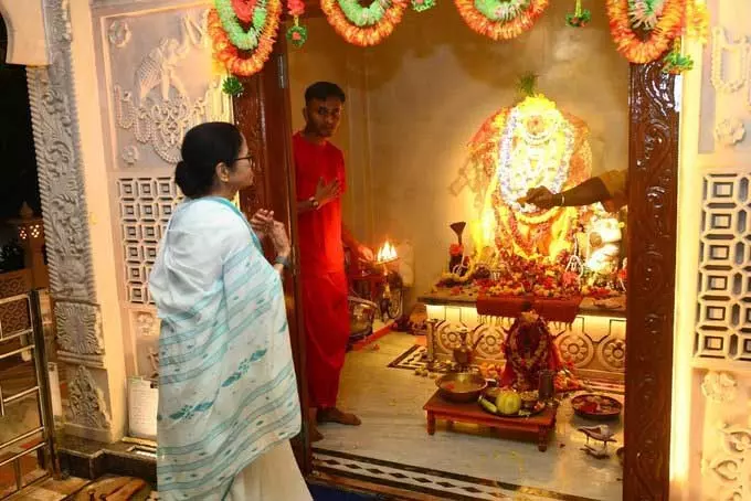 कोलकाता में माँ बगलामुखी मंदिर पहुंचीं ममता बनर्जी, की विशेष पूजा-अर्चना कोलकाता में माँ बगलामुखी मंदिर पहुंचीं ममता बनर्जी, की विशेष पूजा-अर्चना