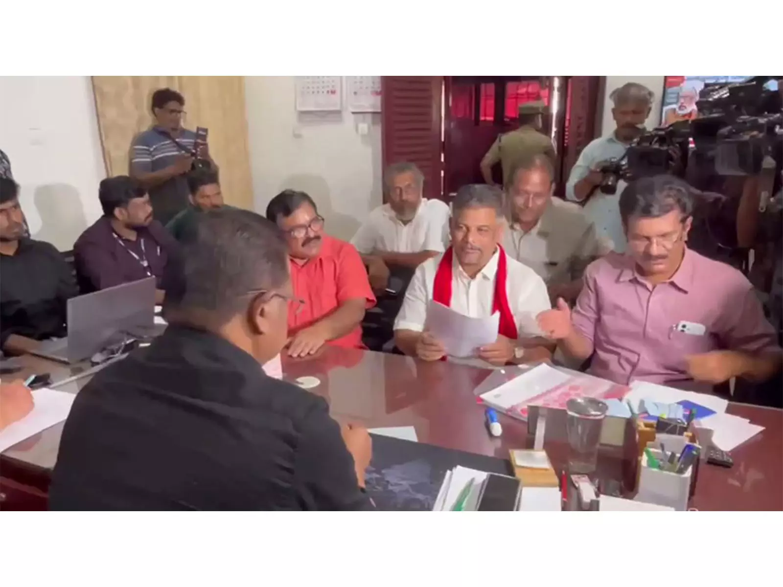 केरल चुनाव: LDF समर्थित निर्दलीय उम्मीदवार NMR रजाक ने पलक्कड़ से नामांकन दाखिल किया केरल चुनाव: LDF समर्थित निर्दलीय उम्मीदवार NMR रजाक ने पलक्कड़ से नामांकन दाखिल किया