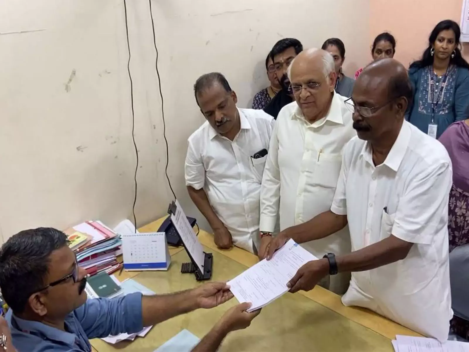 Hyderabad पुलिस ने गंदी जगहों पर समोसे बना रही फूड यूनिट का भंडाफोड़ किया, एक को पकड़ा गया Hyderabad पुलिस ने गंदी जगहों पर समोसे बना रही फूड यूनिट का भंडाफोड़ किया, एक को पकड़ा गया