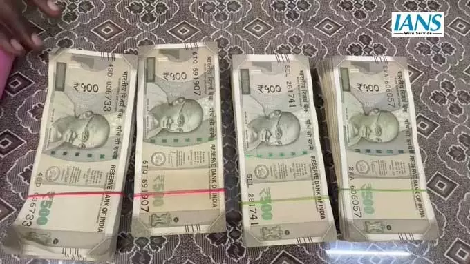 कटपाड़ी के पास फ्लाइंग स्क्वॉड ने वाहन जांच के दौरान ₹2 लाख जब्त किए कटपाड़ी के पास फ्लाइंग स्क्वॉड ने वाहन जांच के दौरान ₹2 लाख जब्त किए