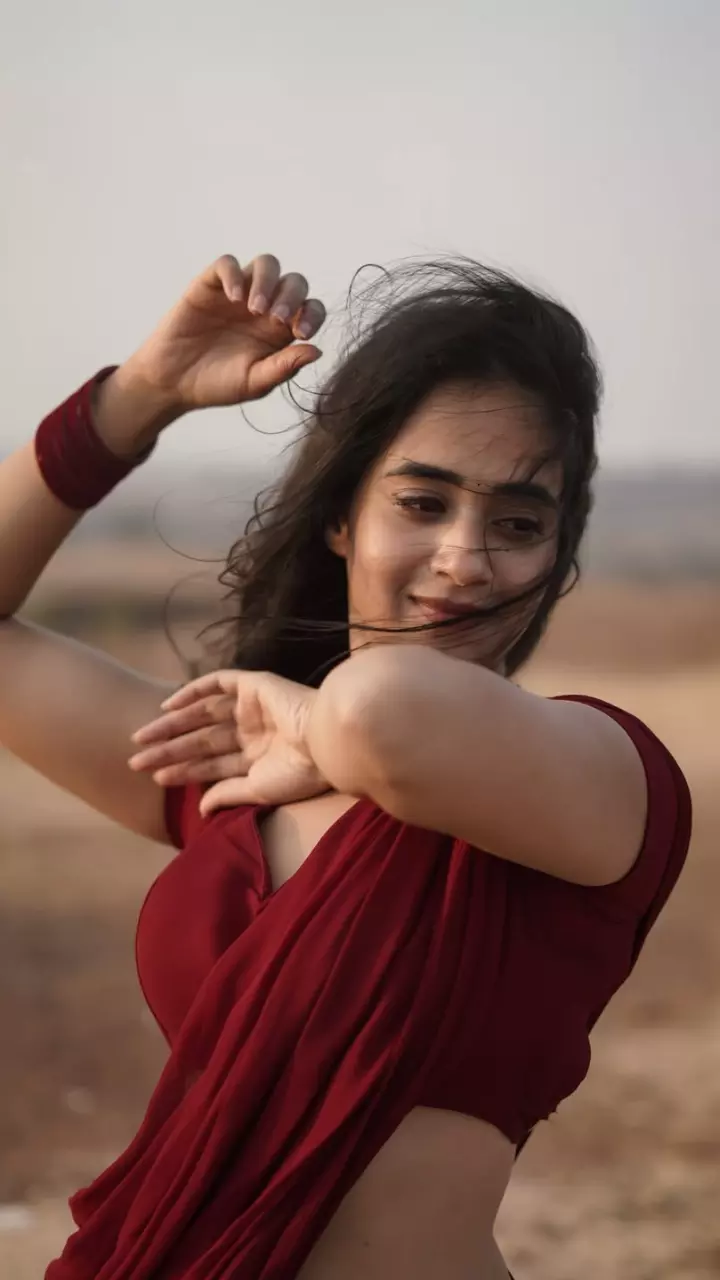 दीप्ति सुनाइना ने फ्लॉन्ट किया फिगर