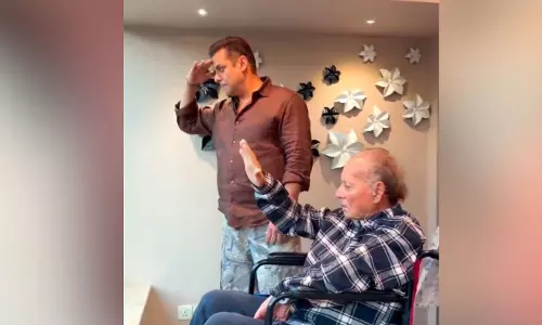 अस्पताल से लौटने के बाद सलीम खान दिखे सलमान के साथ अस्पताल से लौटने के बाद सलीम खान दिखे सलमान के साथ