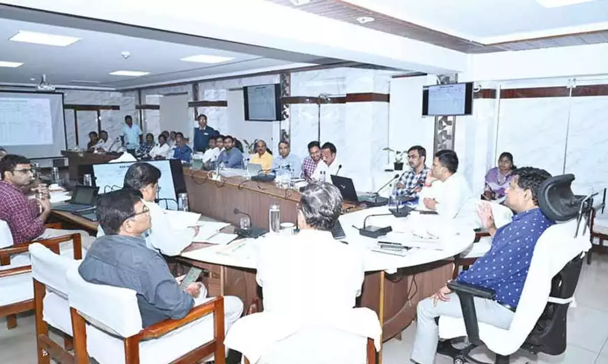 Andhra: वाल्टेयर ने भीड़ के प्रभावी प्रबंधन के लिए गर्मियों के अनुकूल उपाय बढ़ाए Andhra: वाल्टेयर ने भीड़ के प्रभावी प्रबंधन के लिए गर्मियों के अनुकूल उपाय बढ़ाए