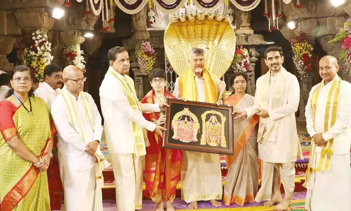 CM ने पोते के जन्मदिन पर तिरुमाला में पूजा-अर्चना की CM ने पोते के जन्मदिन पर तिरुमाला में पूजा-अर्चना की