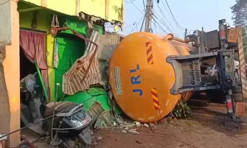 Odisha : रायगड़ा में घरों पर पलटा बल्कर ट्रक, तीन परिवारों की बाल-बाल बची जान Odisha : रायगड़ा में घरों पर पलटा बल्कर ट्रक, तीन परिवारों की बाल-बाल बची जान