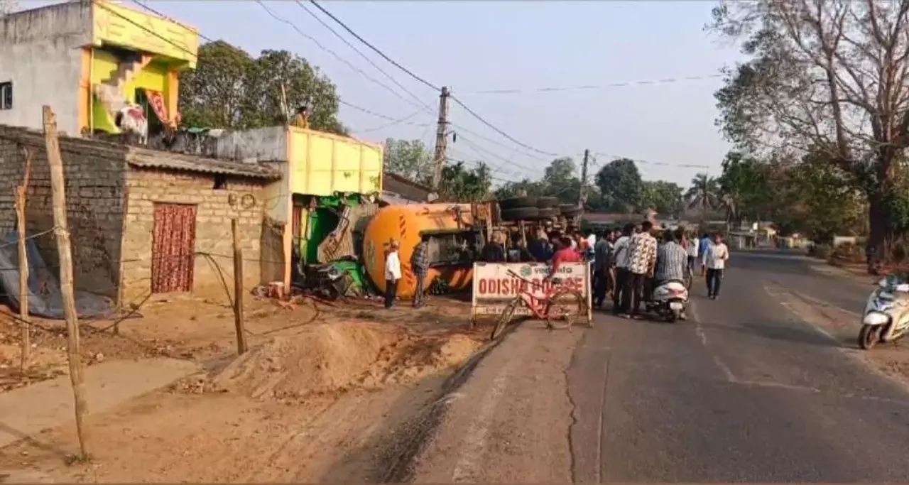 Odishas के रायगड़ा में बेकाबू टैंकर घर से टकराया, परिवार सुरक्षित