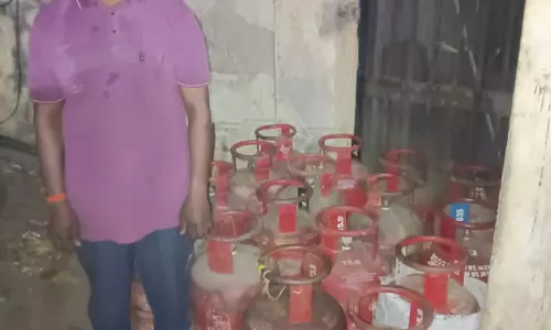 खमतराई में कालाबाजारी पकड़ी गई, 16 नग गैस सिलेंडर के साथ युवक गिरफ्तार खमतराई में कालाबाजारी पकड़ी गई, 16 नग गैस सिलेंडर के साथ युवक गिरफ्तार
