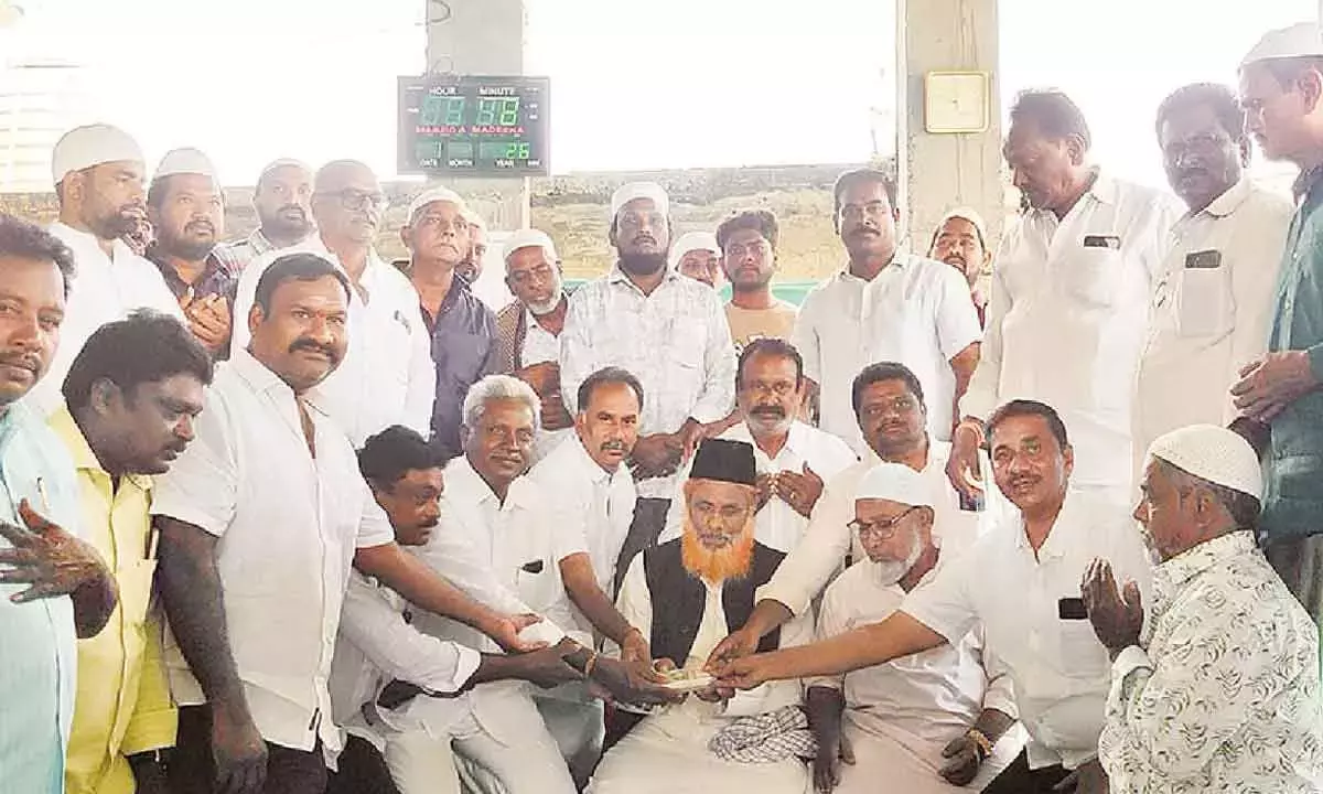 YSRCP ने पी नैनावरम मस्जिद के लिए 2.6 लाख रुपये का दान दिया