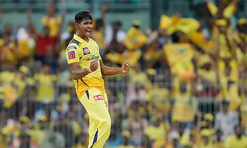 IPL 2026: प्रैक्टिस मैच के दौरान टीममेट ज़ीशान अंसारी ने ईशान किशन को पवेलियन का रास्ता दिखाया