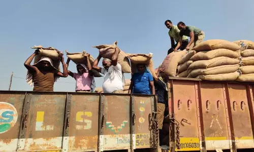 हमाली कल्याण बोर्ड पर तेलंगाना कांग्रेस के चुनावी वादे को पूरा करे सरकार: Activists to govt