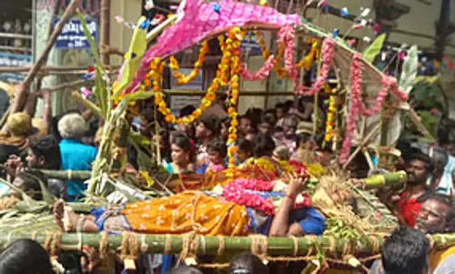 Tamil Nadu : वलंगइमन महामरिअम्मन मंदिर में पदैकावडी उत्सव Tamil Nadu : वलंगइमन महामरिअम्मन मंदिर में पदैकावडी उत्सव