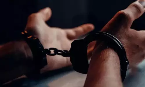 Hyderabad: शादी को लेकर महिला पर चाकू से हमला, पिता-पुत्र गिरफ्तार Hyderabad: शादी को लेकर महिला पर चाकू से हमला, पिता-पुत्र गिरफ्तार
