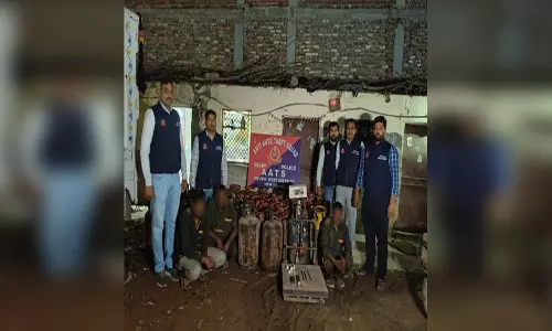 LPG सिलेंडरों की अवैध जमाखोरी का भंडाफोड़, तीन आरोपी गिरफ्तार LPG सिलेंडरों की अवैध जमाखोरी का भंडाफोड़, तीन आरोपी गिरफ्तार